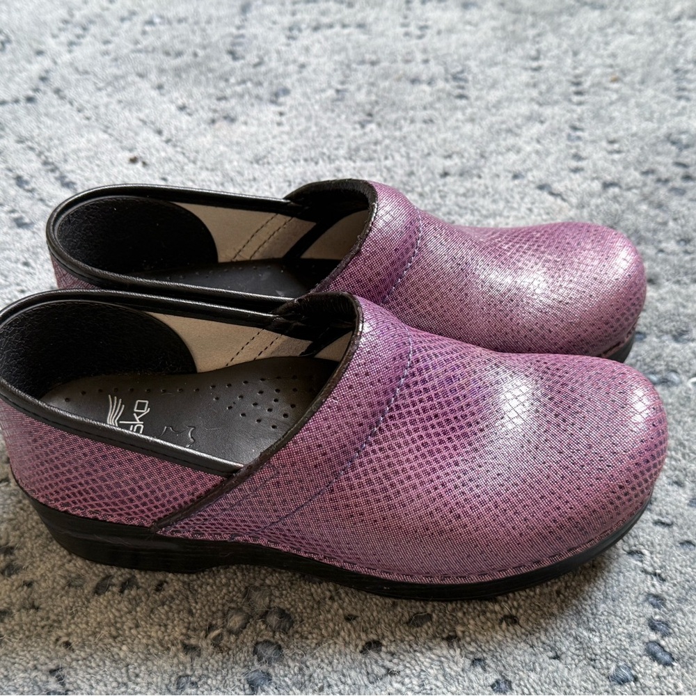 Dansko 38 Women’s Clog in Textured Purple